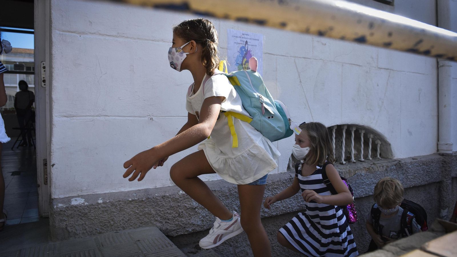 Los alumnos acceden al CEIP José María del Campo tras medio año de ausencia.