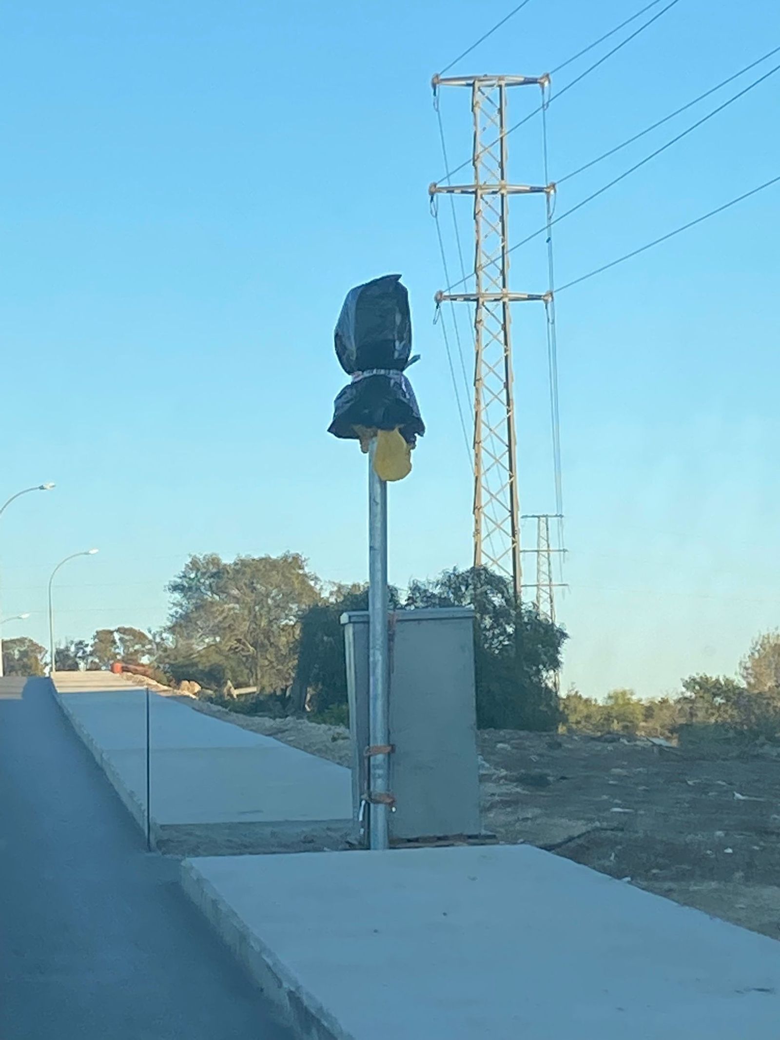 Semáforo cubierto existente en la zona.