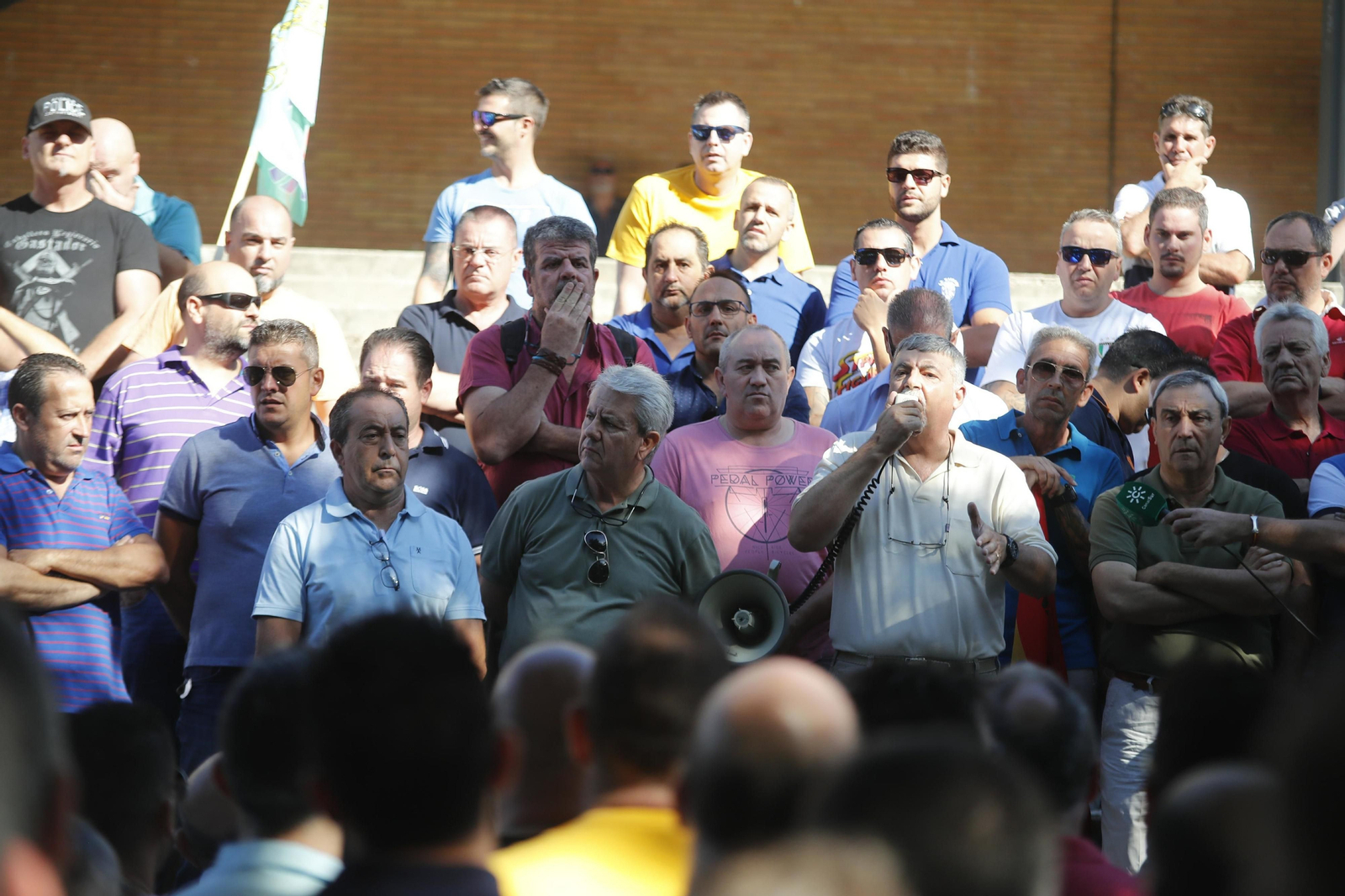Imágenes de la asamblea de los taxistas de Sevilla en Santa Justa