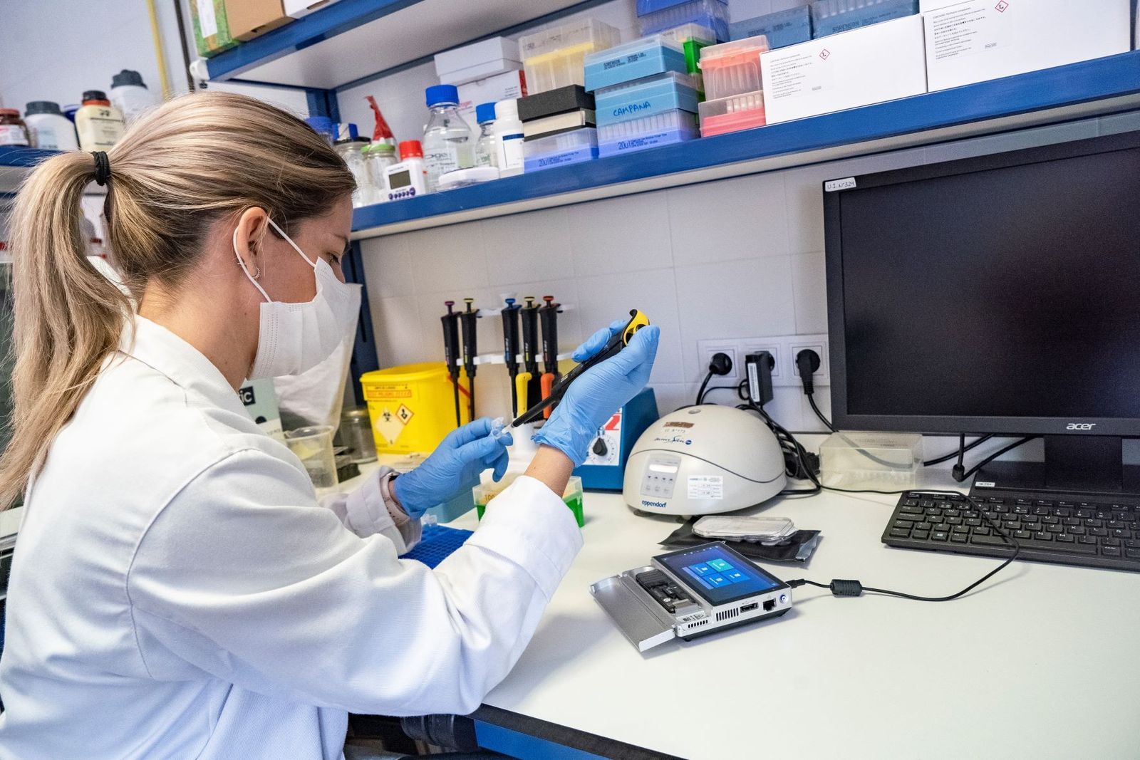 Una investigadora del Inibica, en una imagen de archivo.