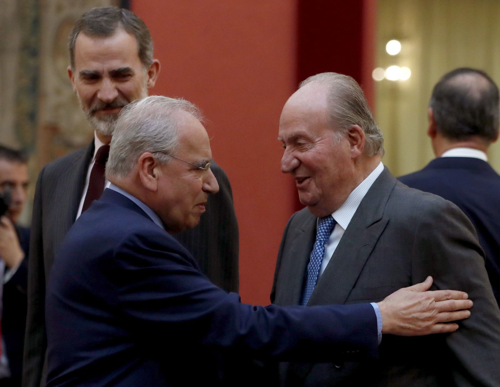 El rey Juan  Carlos  conversa con Alfonso Guerra en presencia de Felipe VI en la celebración del 40 aniversario de la Constitución