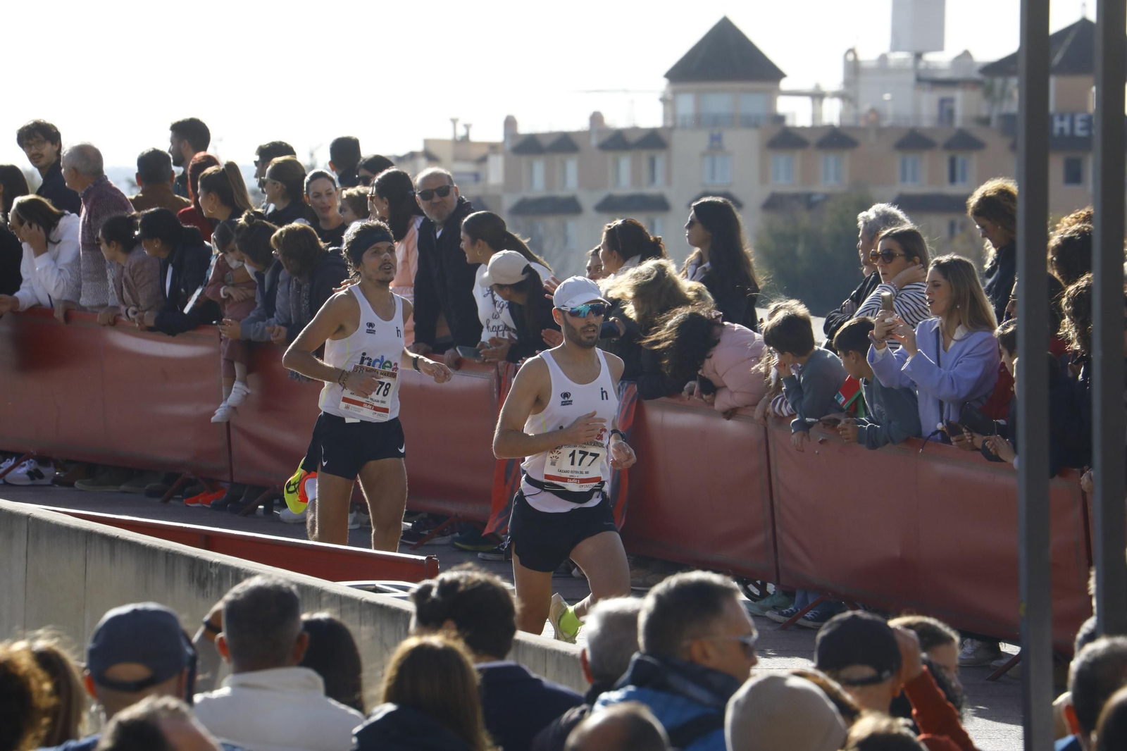 La gloria de cruzar la Puerta del Puente: las fotos de la línea de meta de la Media Maratón de Córdoba 2024