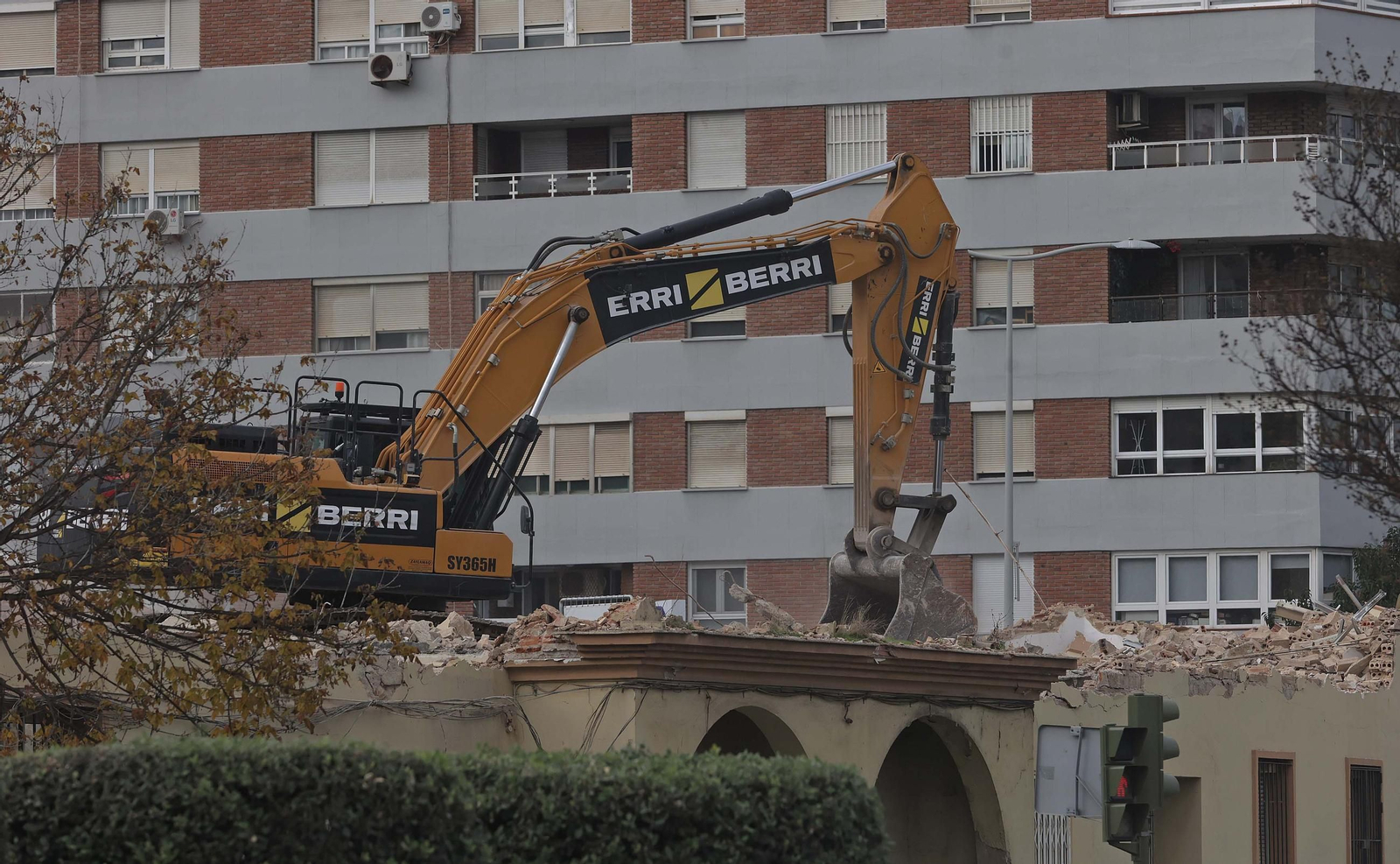 Fotos de los trabajos de demolición de las viviendas militares de la avenida Virgen del Carmen en Algeciras