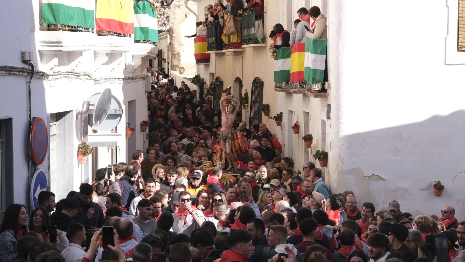 Procesión de San Sebastián por Lubrín arropado por centenares de vecinos.