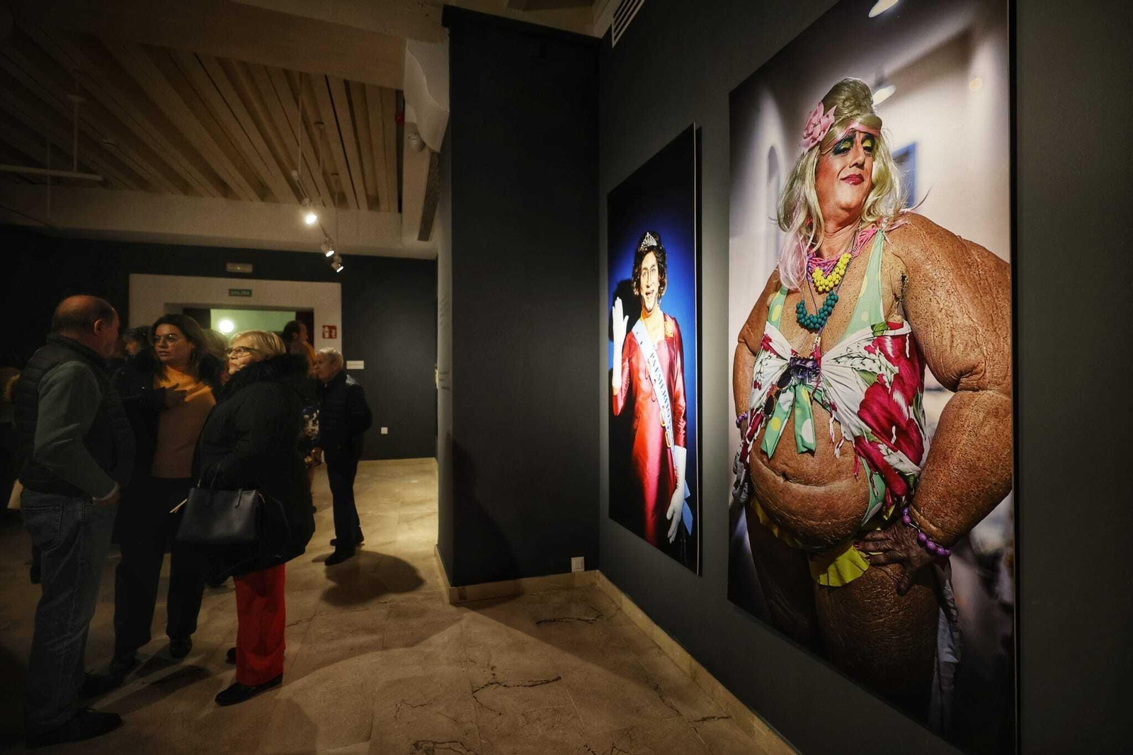 La exposición 'Carnaval de Improviso. Retratos urgentes: la trastienda del COAC', en imágenes