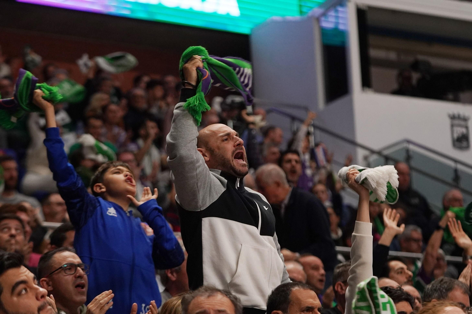 Los aficionados del Unicaja animan. Los aficionados del Unicaja animan.
