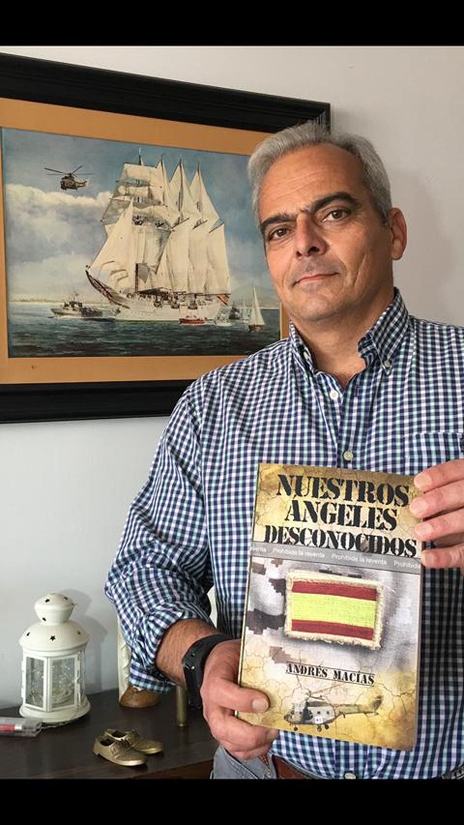 Macías con la novela.