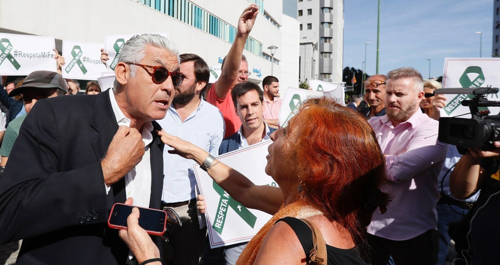Encontronazo en la puerta del juzgado previo al juicio por la procesión del 'coño insumiso'