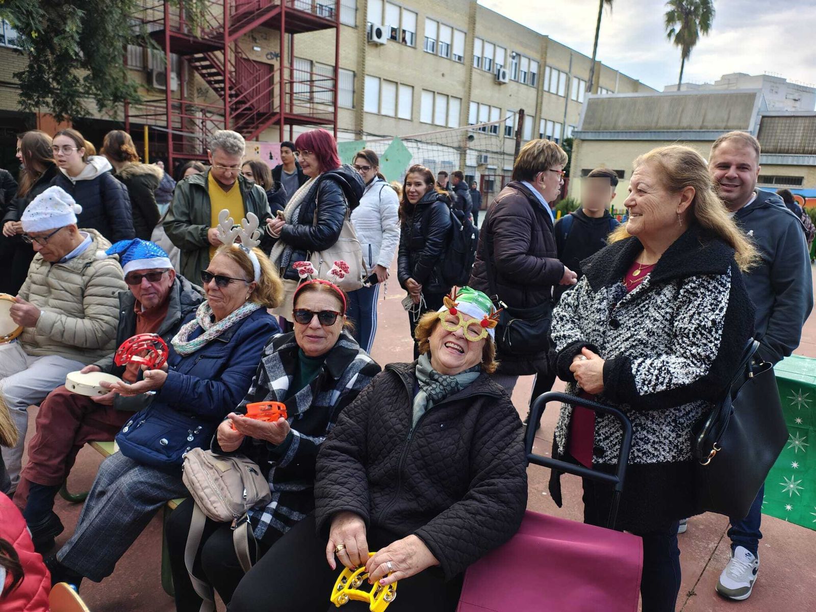 Alumnos del Victoria Alba, en el patio del Andrés Benítez.