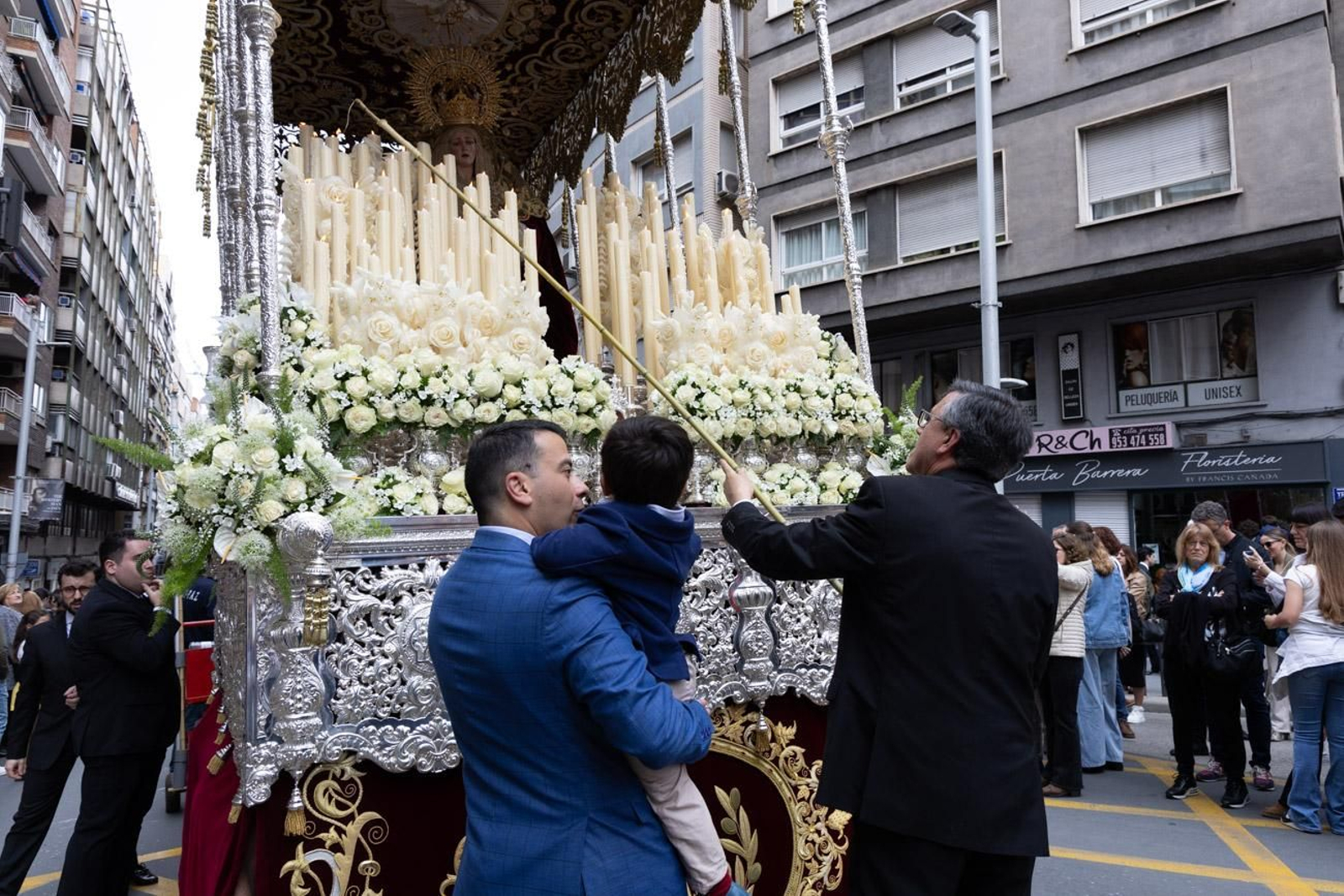 Los jiennenses se echan a la calle para presenciar la primera de las procesiones de la jornada: la Borriquilla (I)