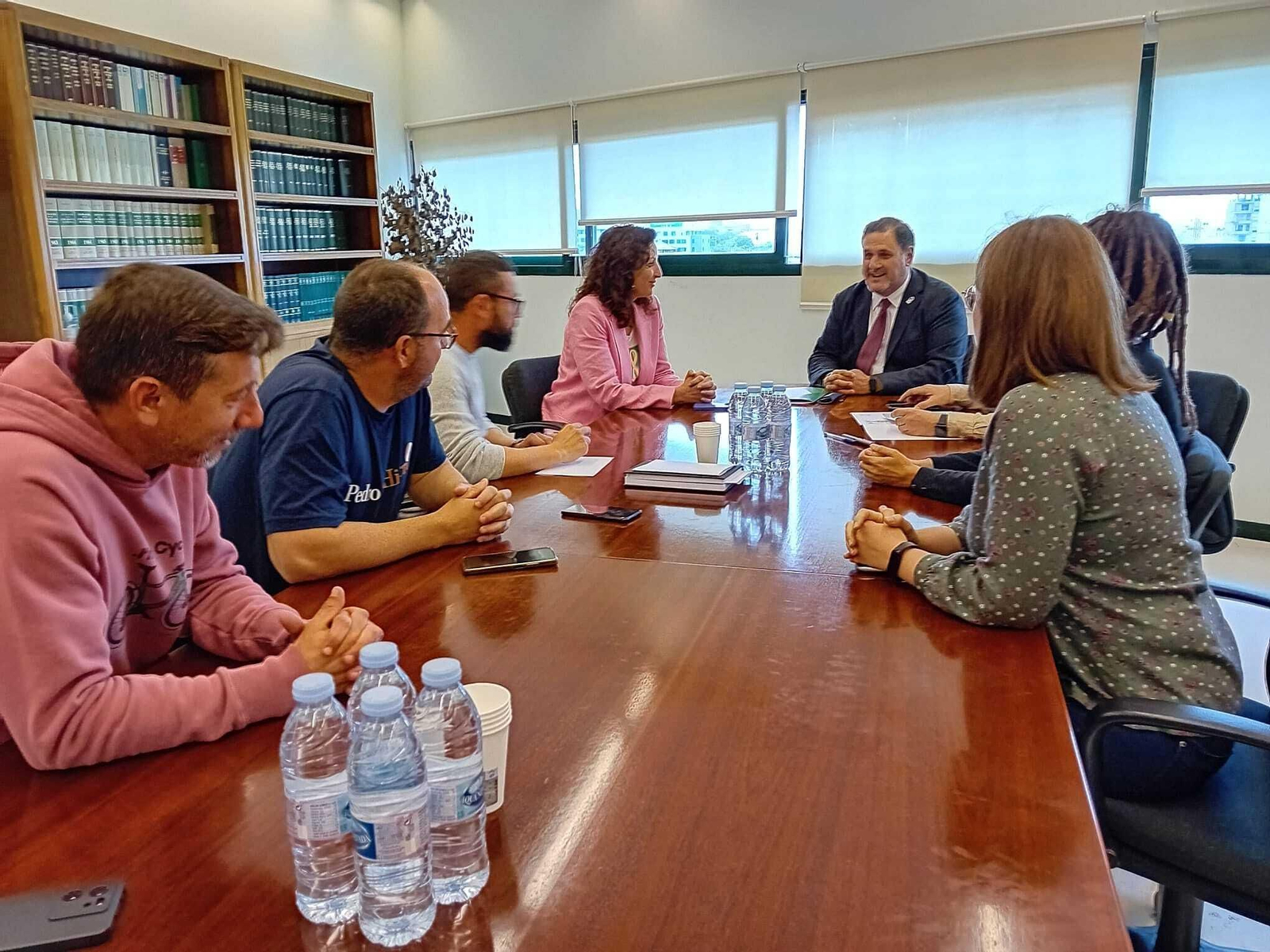 Reunión del delegado de Desarrollo Educativo y la alcaldesa con las familias afectadas por la falta de plazas escolares en la Vega de Acá