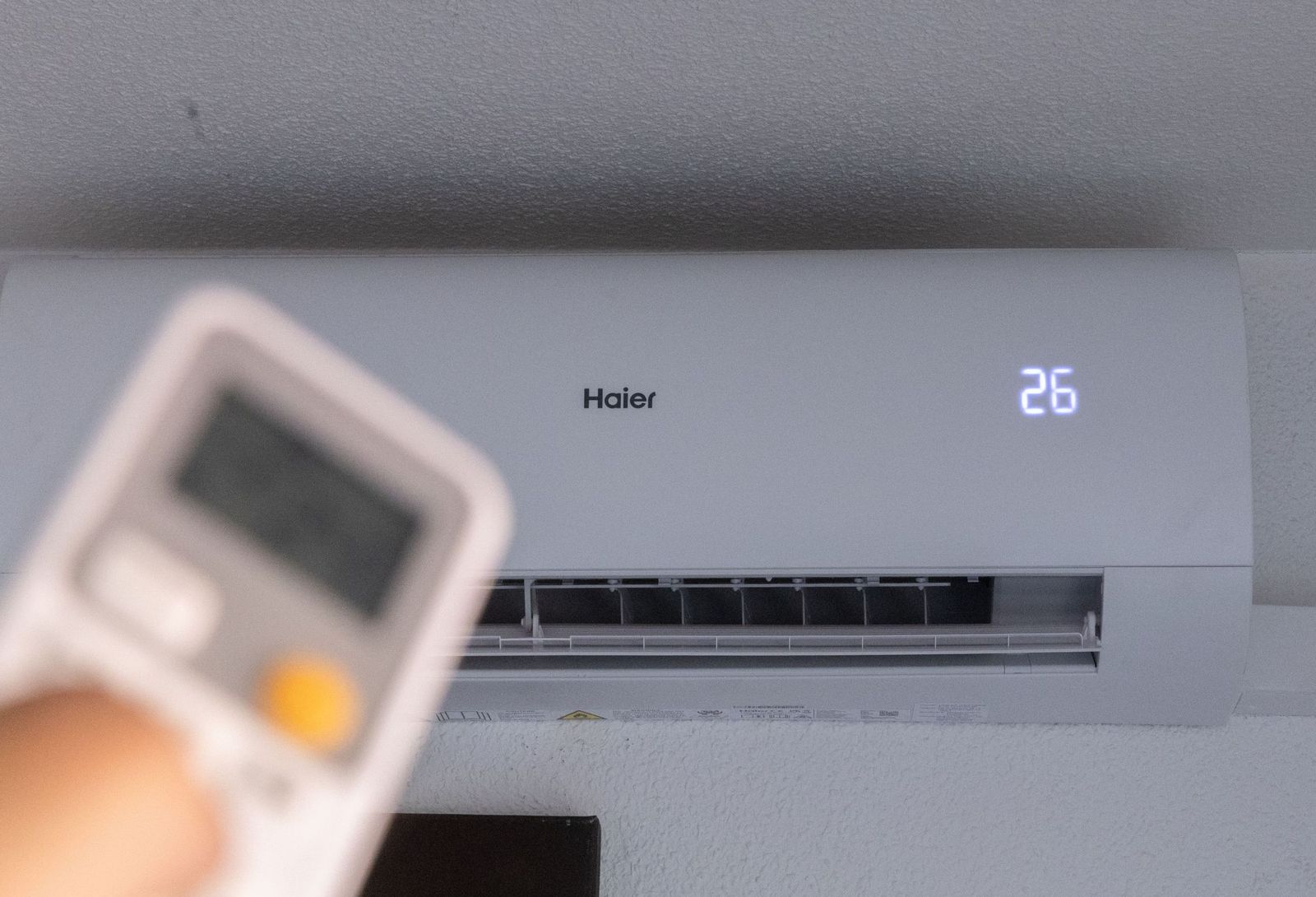 Una persona enciende una máquina de aire acondicionado.