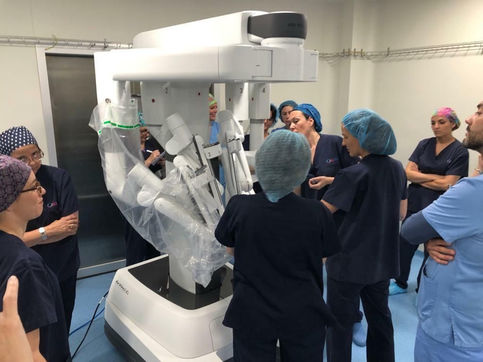 Profesionales del hospital HLA El Ángel con el robot.