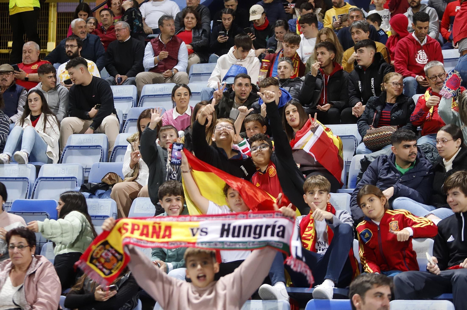 Gran ambiente para ver la selección española sub-21 en Huelva