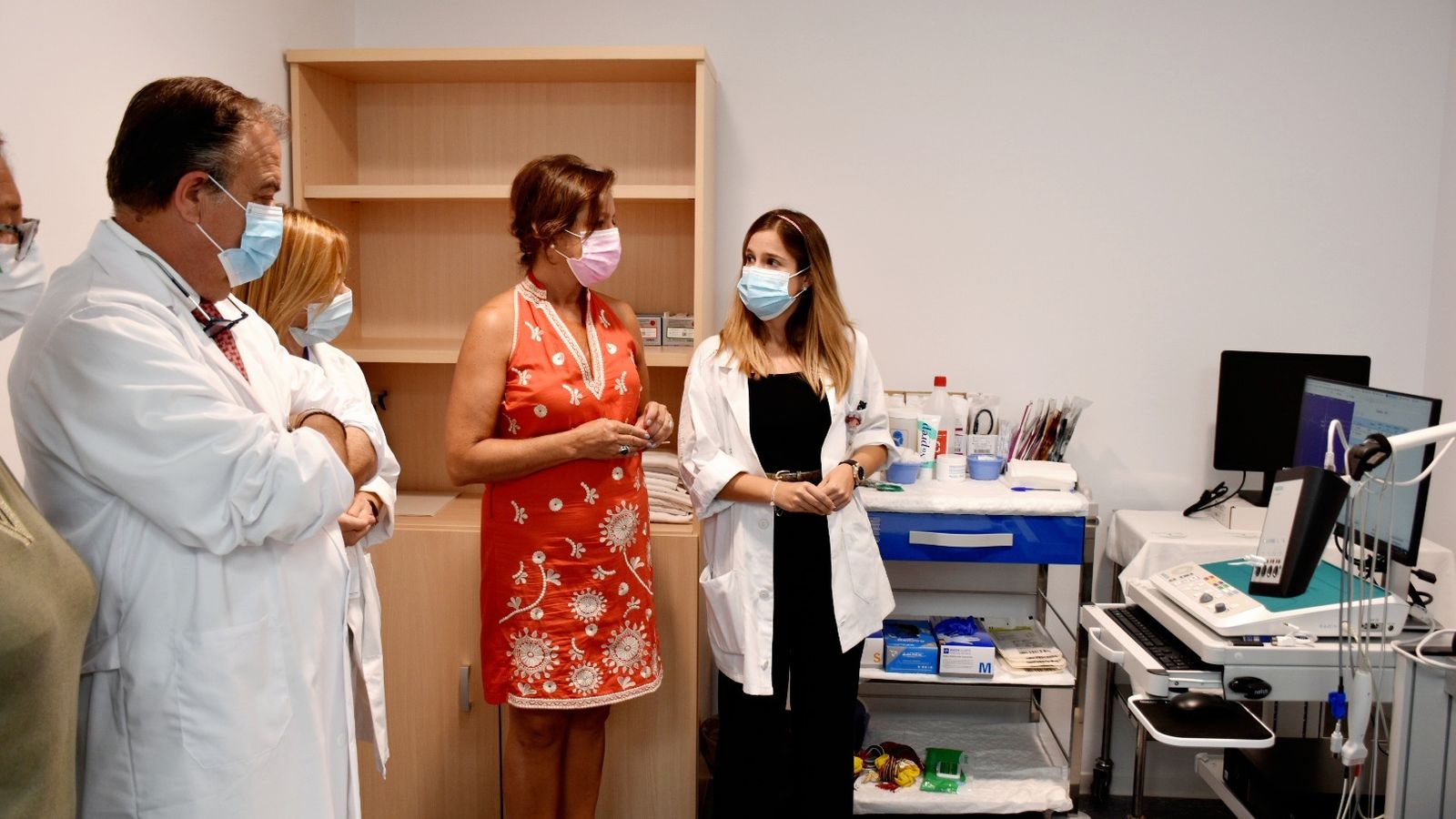 Catalina García durante la visita al Hospital Virgen Macarena.