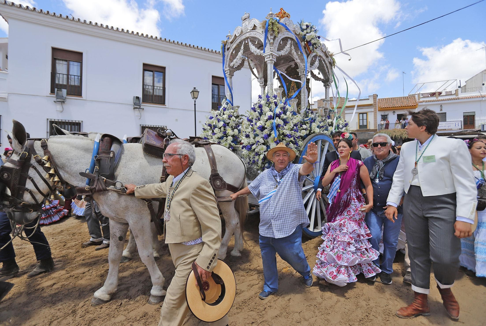 Presentación de la Hermandad de Huelva ante la Blanca Paloma