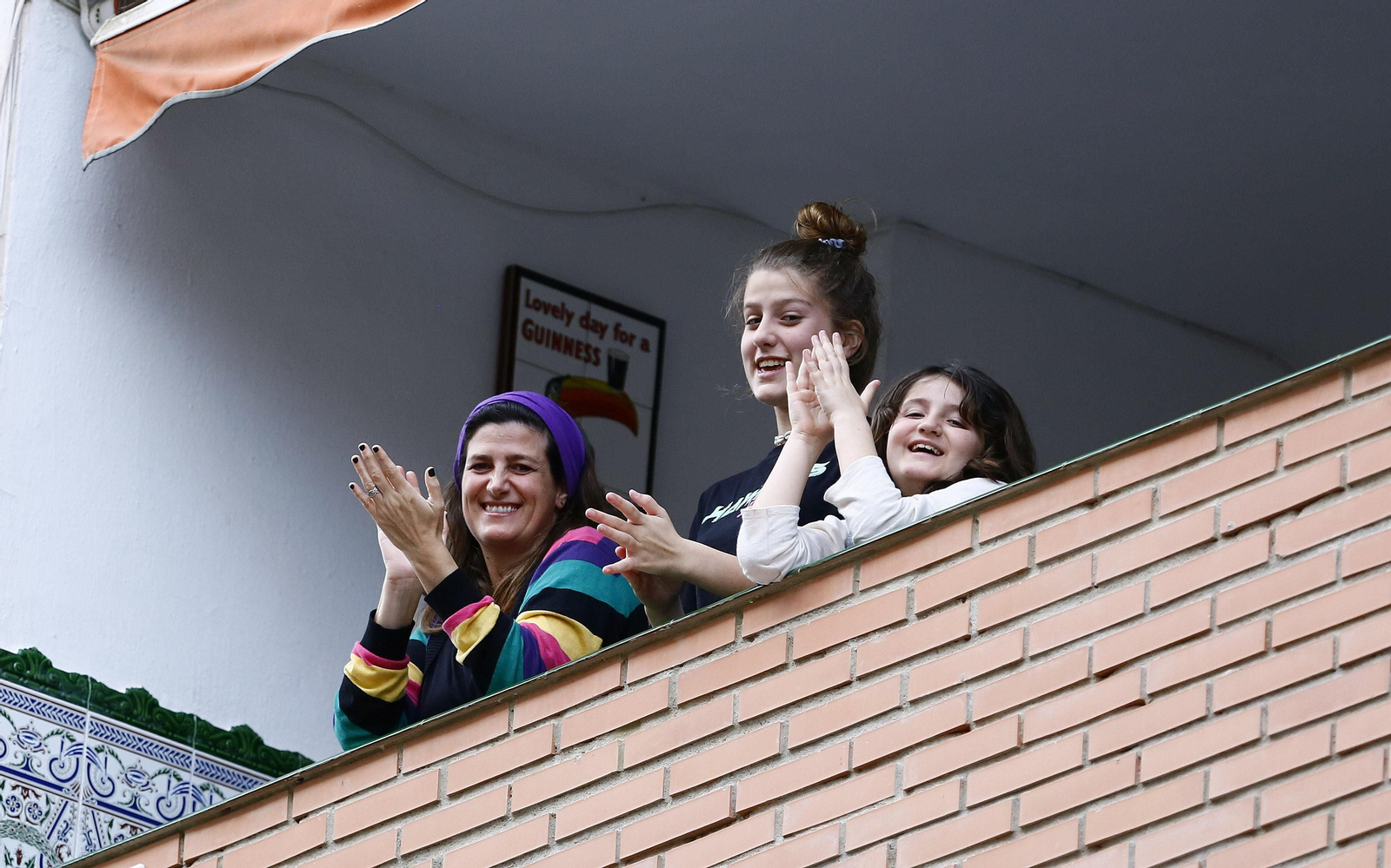 Coronavirus: El primer día de aplausos en Málaga en el que el sol aún no ha caído, en fotos