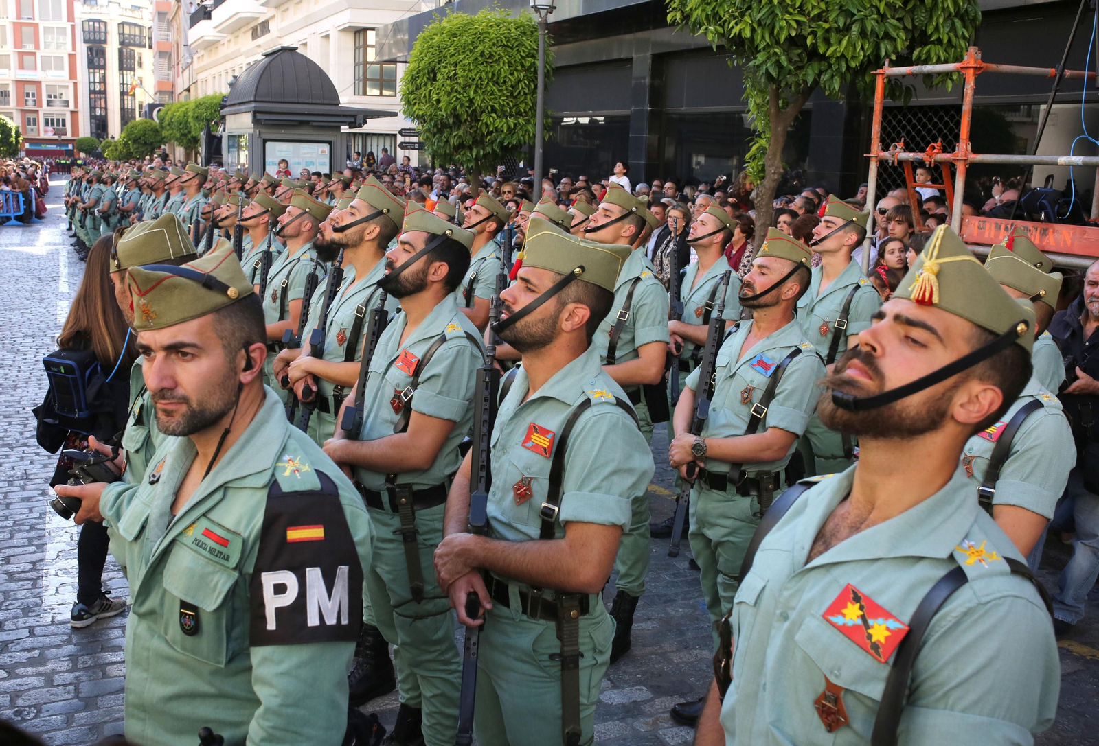 Ambiente  para recibir a la Legión en las calles de Huelva