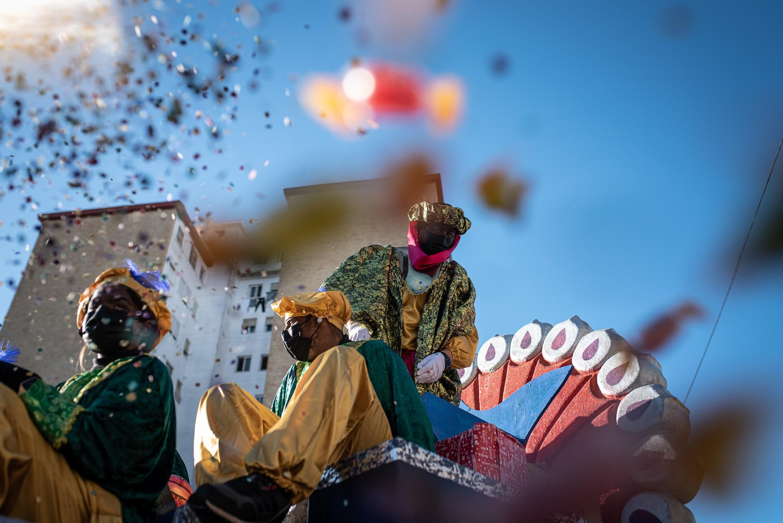 La visita de los Reyes Magos a los barrios de Huelva en imágenes