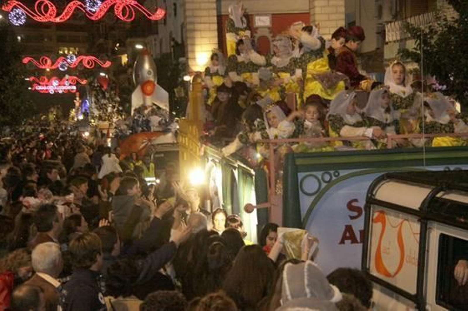 Cabalgata de los Reyes Magos por la calle Asunción. / Belén Vargas