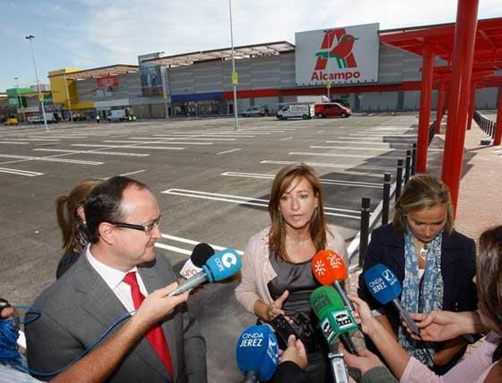 Luz Shopping, el mayor parque comercial de Andalucía, abrirá sus puertas la próxima semana con 1.200 nuevos empleos directos. Las previsiones apúntan a 6 millones de visitas en su primer año.

Foto: Juan Carlos Toro