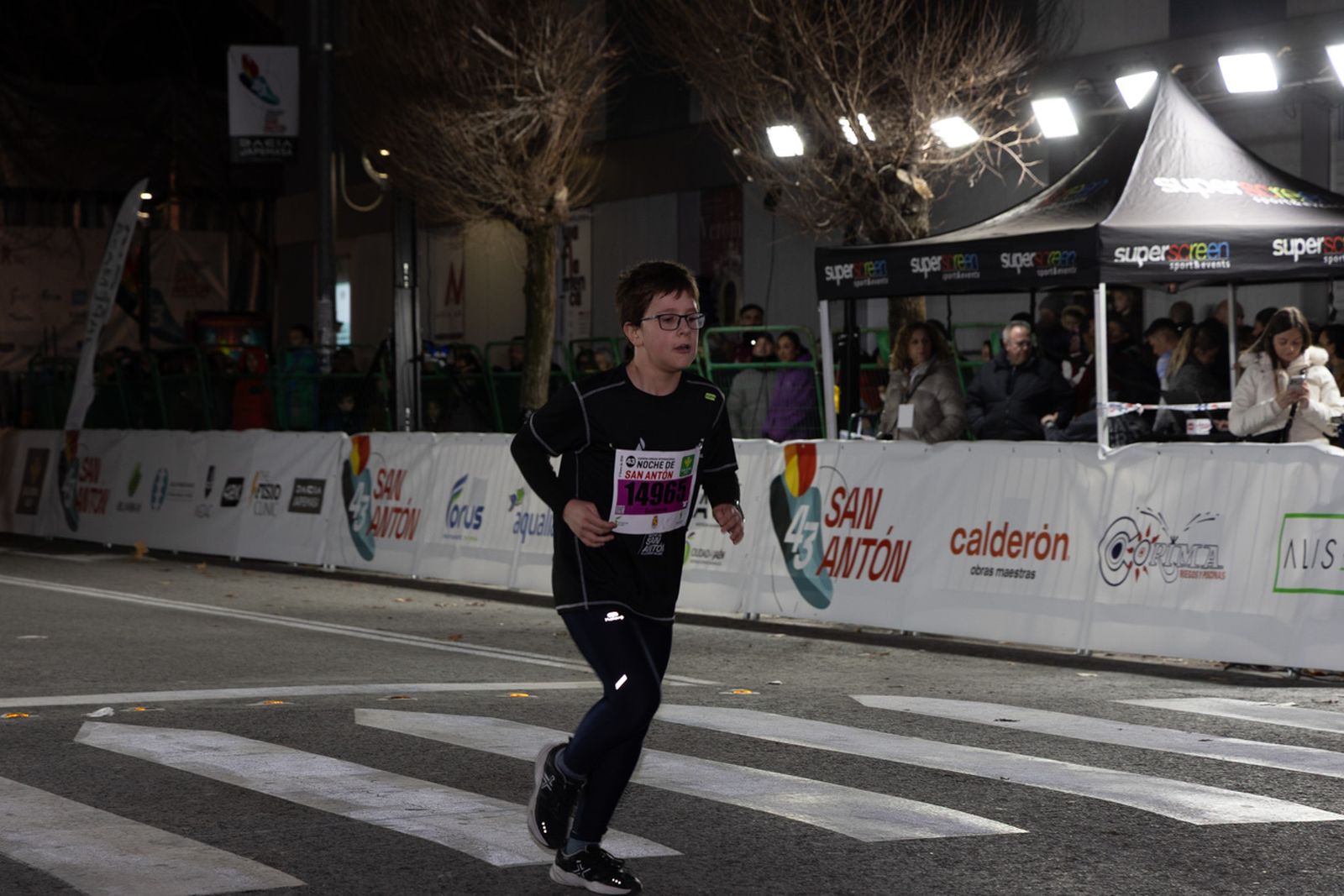 En imágenes: 2.000 atletas brillan con luz propia en la infantil de la Carrera de San Antón 2026