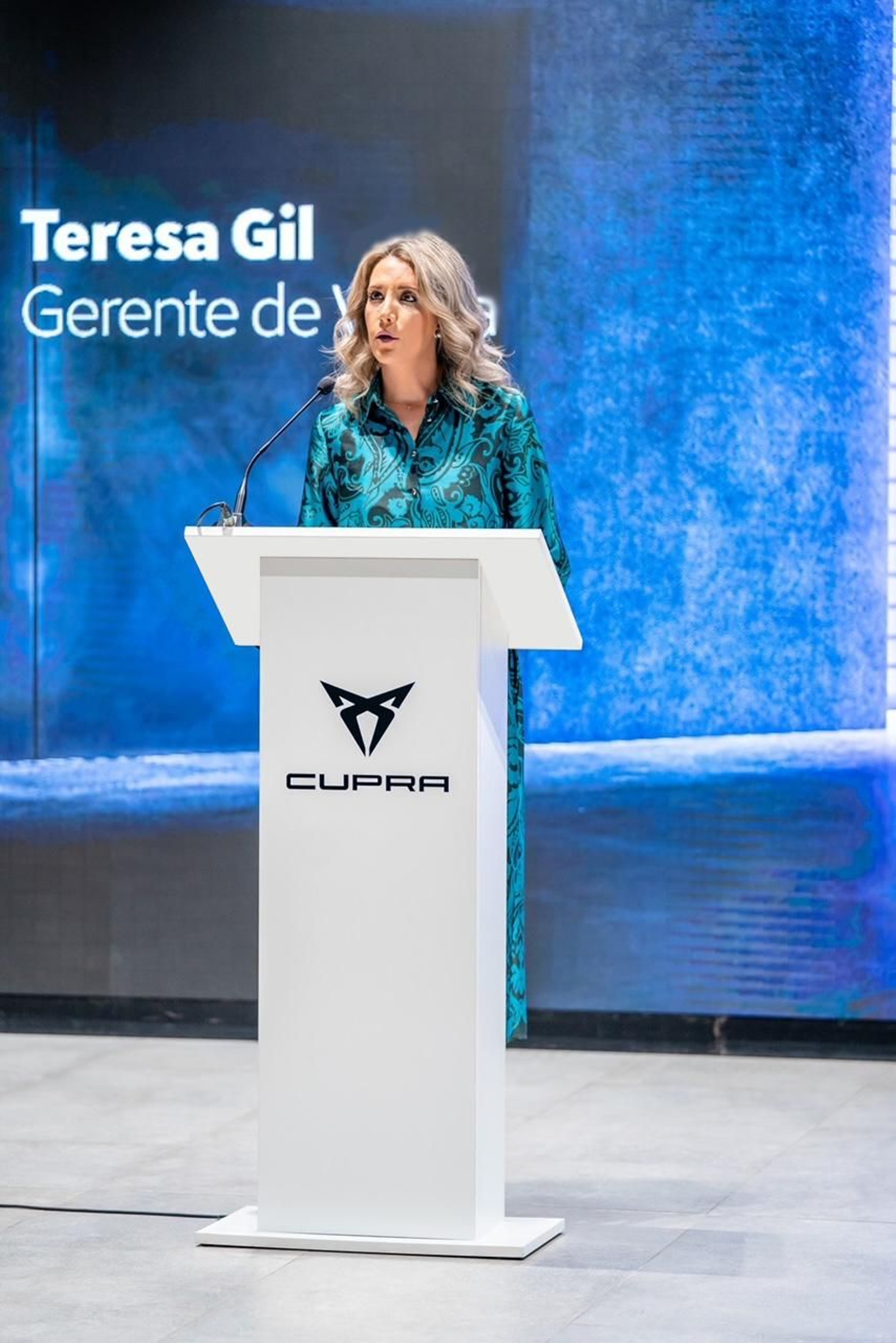 Teresa Gil, gerente de SEAT y CUPRA Vigilsa durante su discurso de bienvenida.