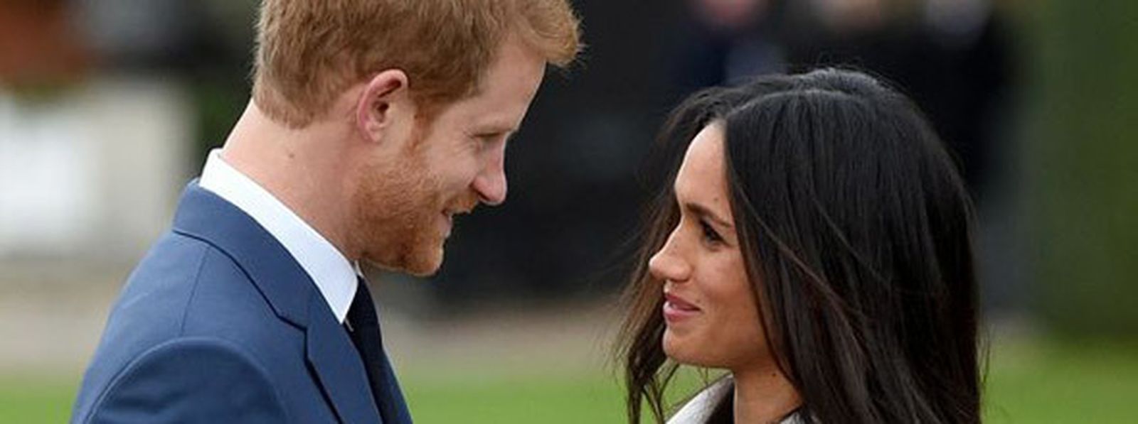 Miradas de enamorados entre el príncipe Enrique de Inglaterra y su prometida. / EFE