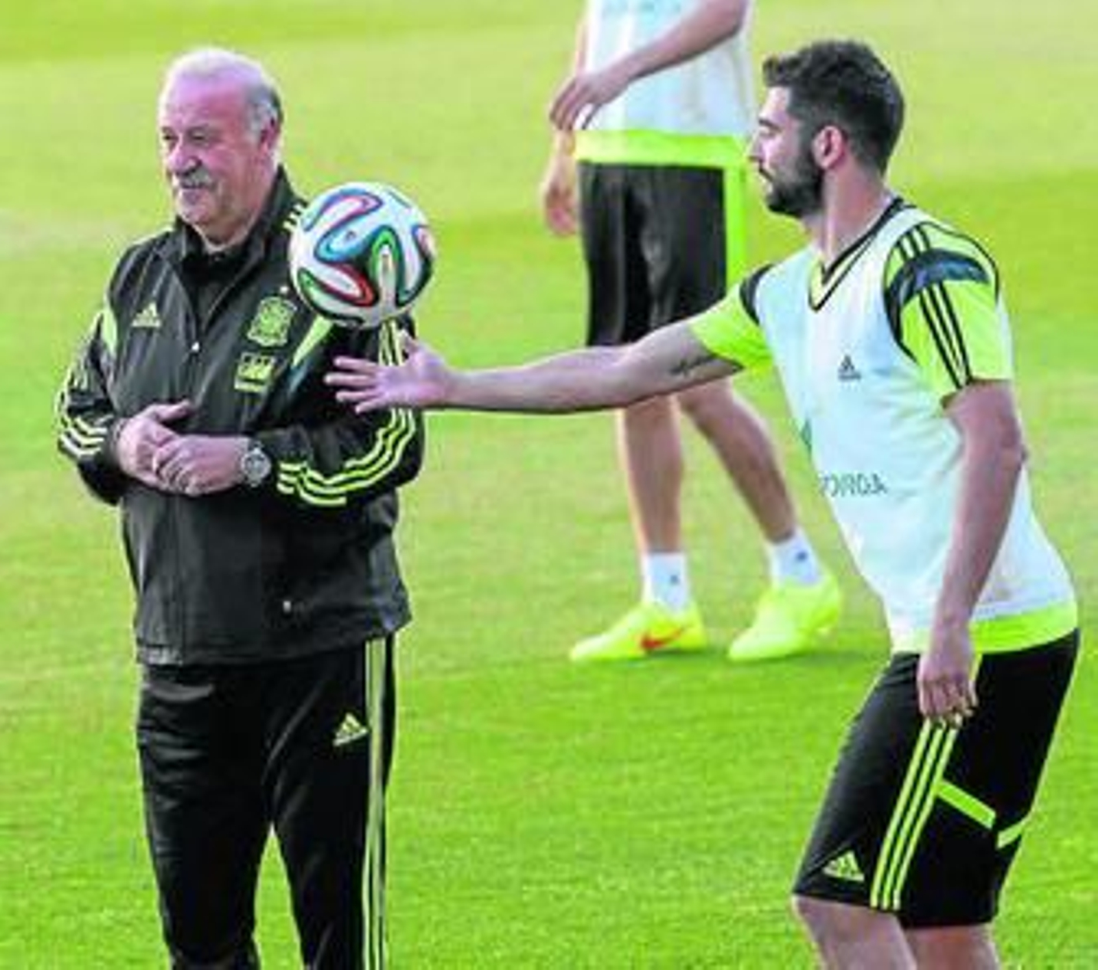 Albiol juguetea con el balón ante Vicente del Bosque.