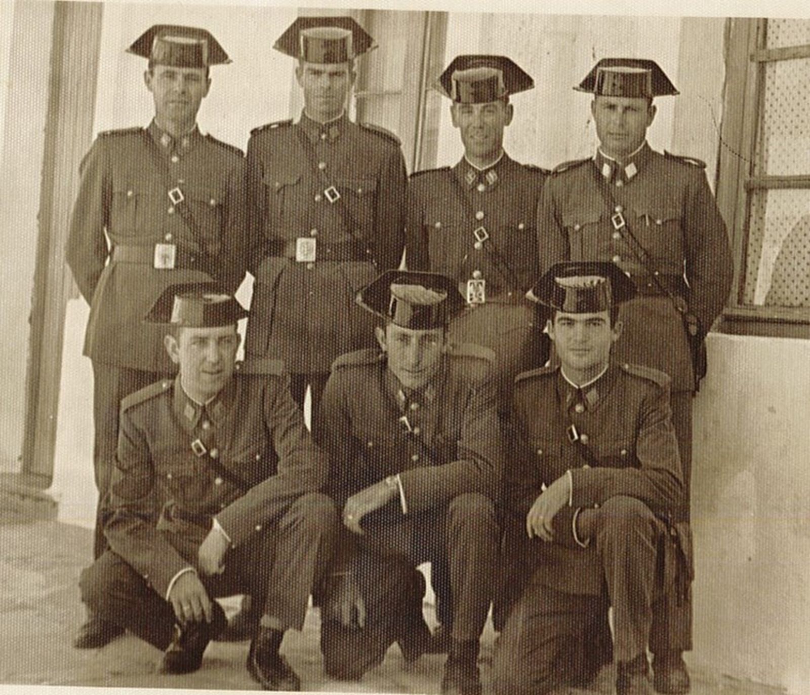 Guardias civiles de la Casa Cuartel de La Barrosa en el año 1965.