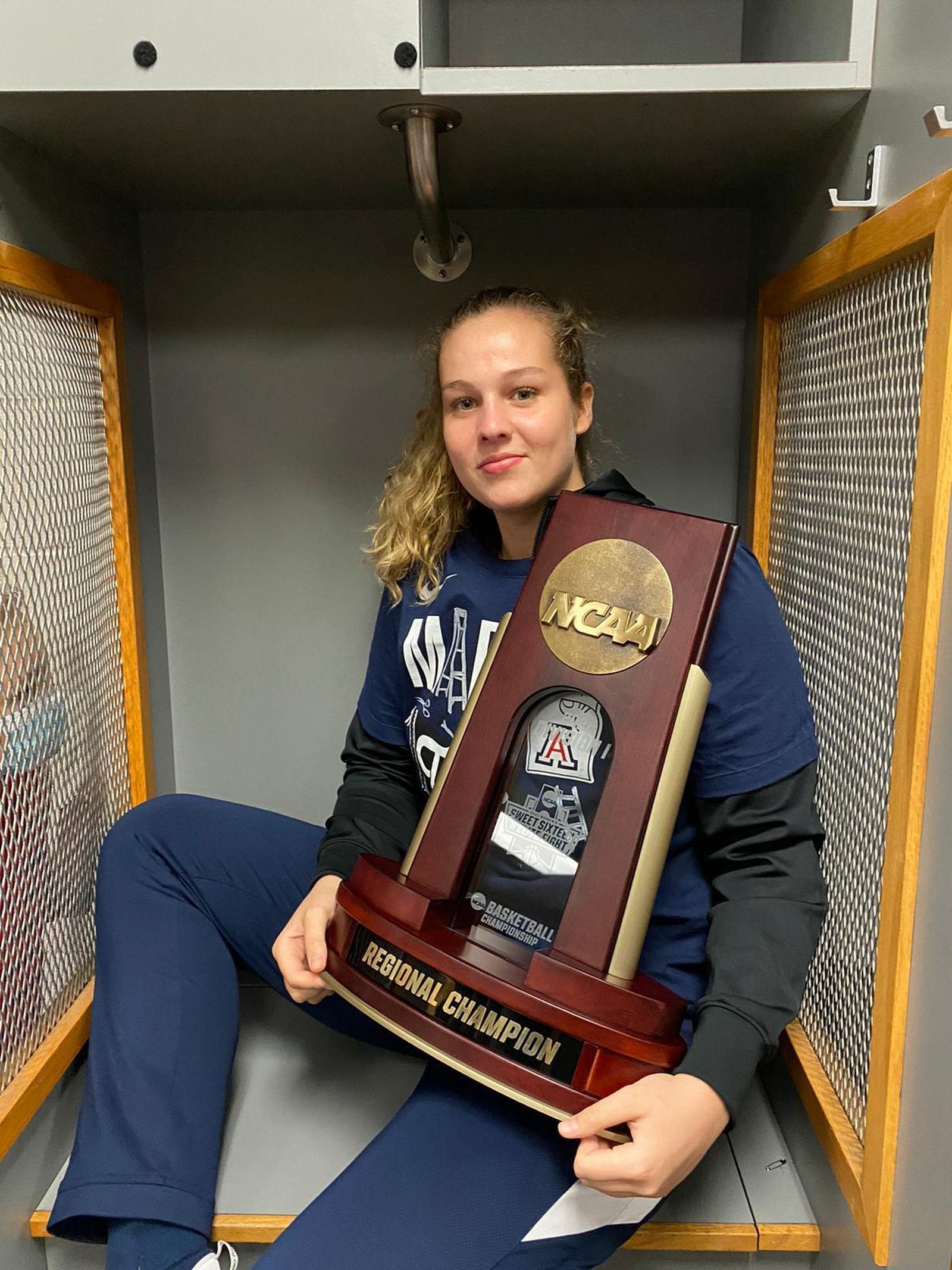 Marta García, con el trofeo de campeón desu conferencia.