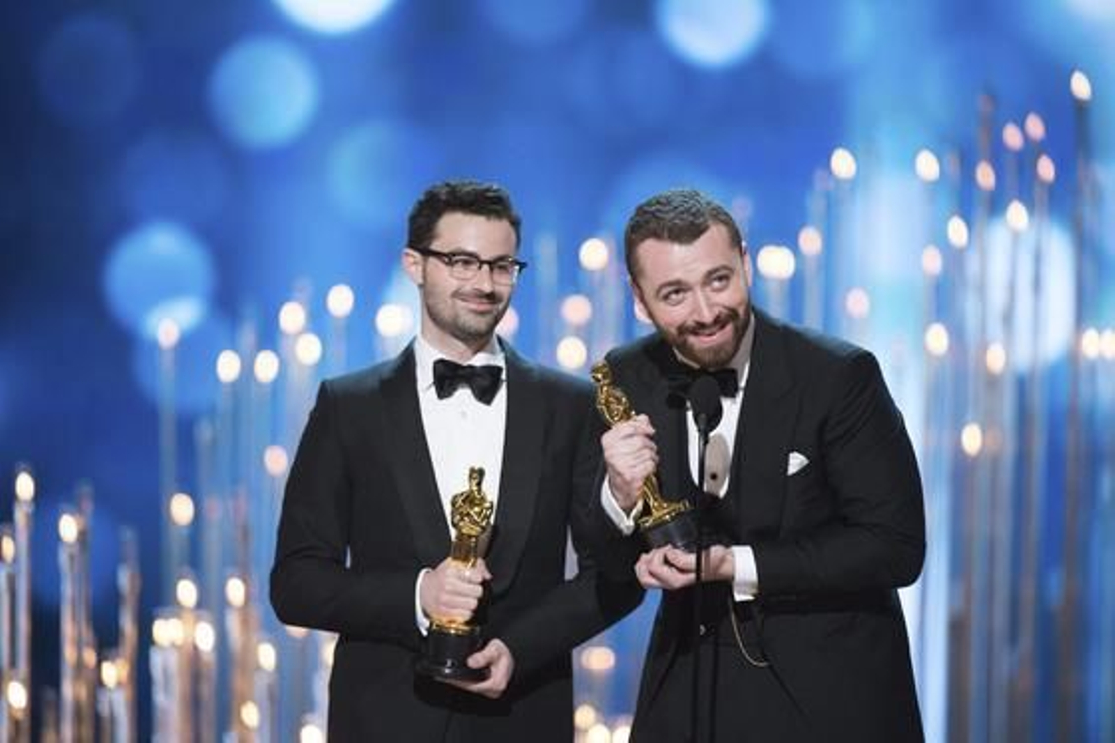 Sam Smith y Jimmy Napes reciben el Oscar a la mejor canción original por el tema 'Writing's on the Wall' de la película 'Spectre'.

Foto: Efe