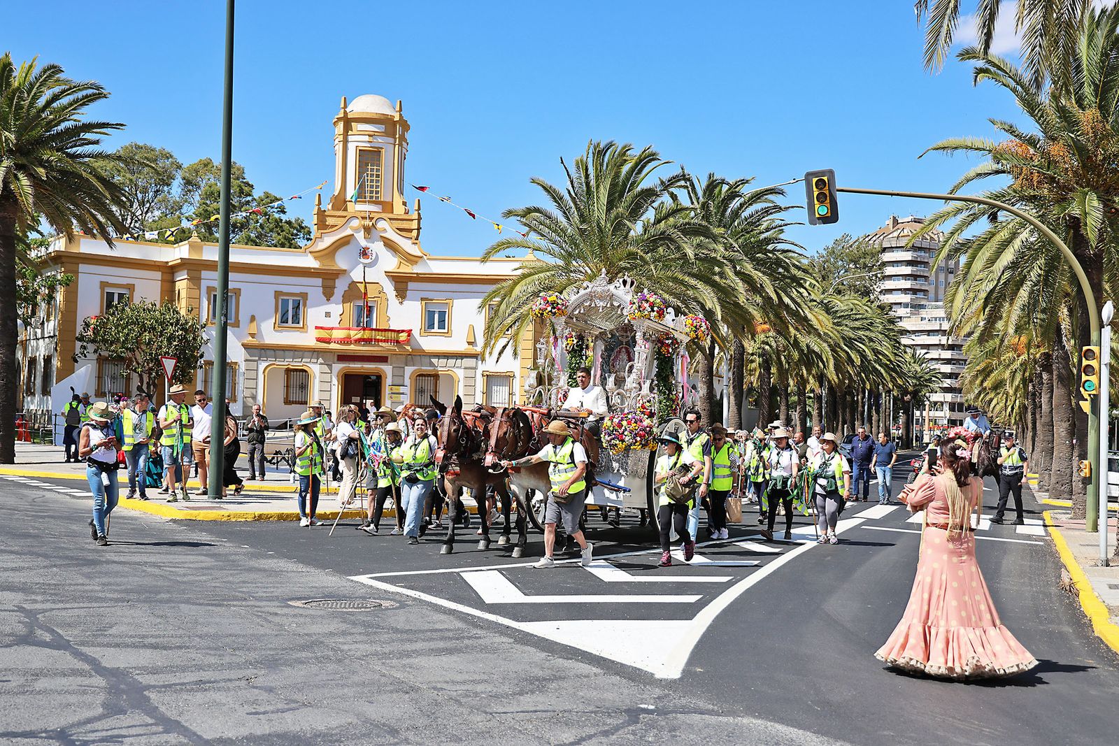 Imágenes de la Hermandad del Rocío de Punta Umbría a su paso por Huelva