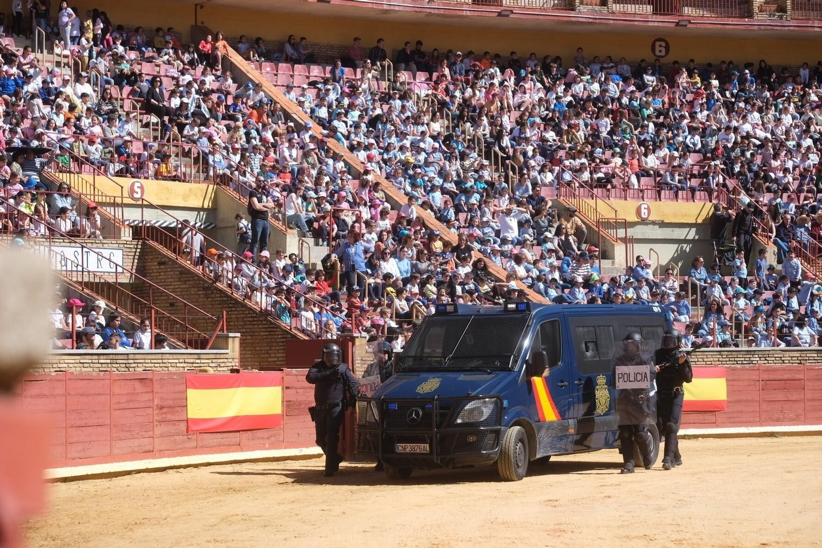 La exhibición de la Policía Nacional en la plaza de toros de Córdoba, en imágenes