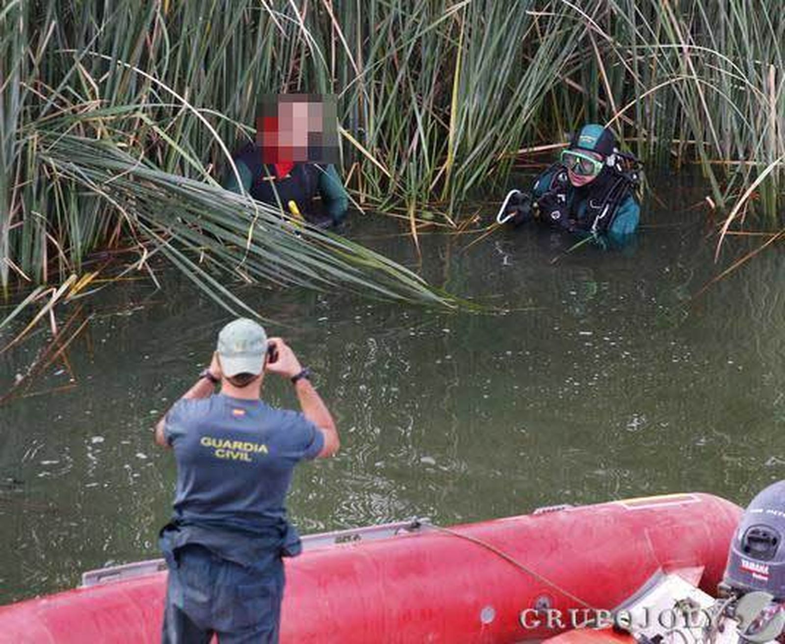 Los buzos buscan el río el cadáver del bañista.   Foto: Victoria Hidalgo