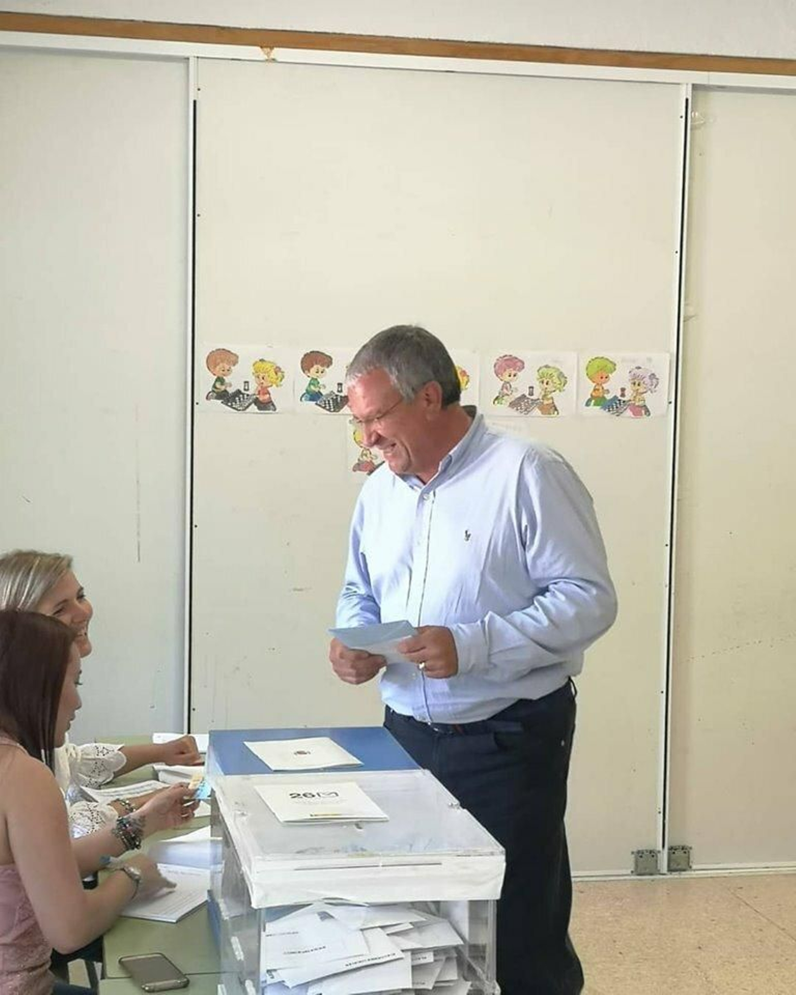 Rodrigo Sánchez, alcalde y candidato del PP en Fines, deposita su voto