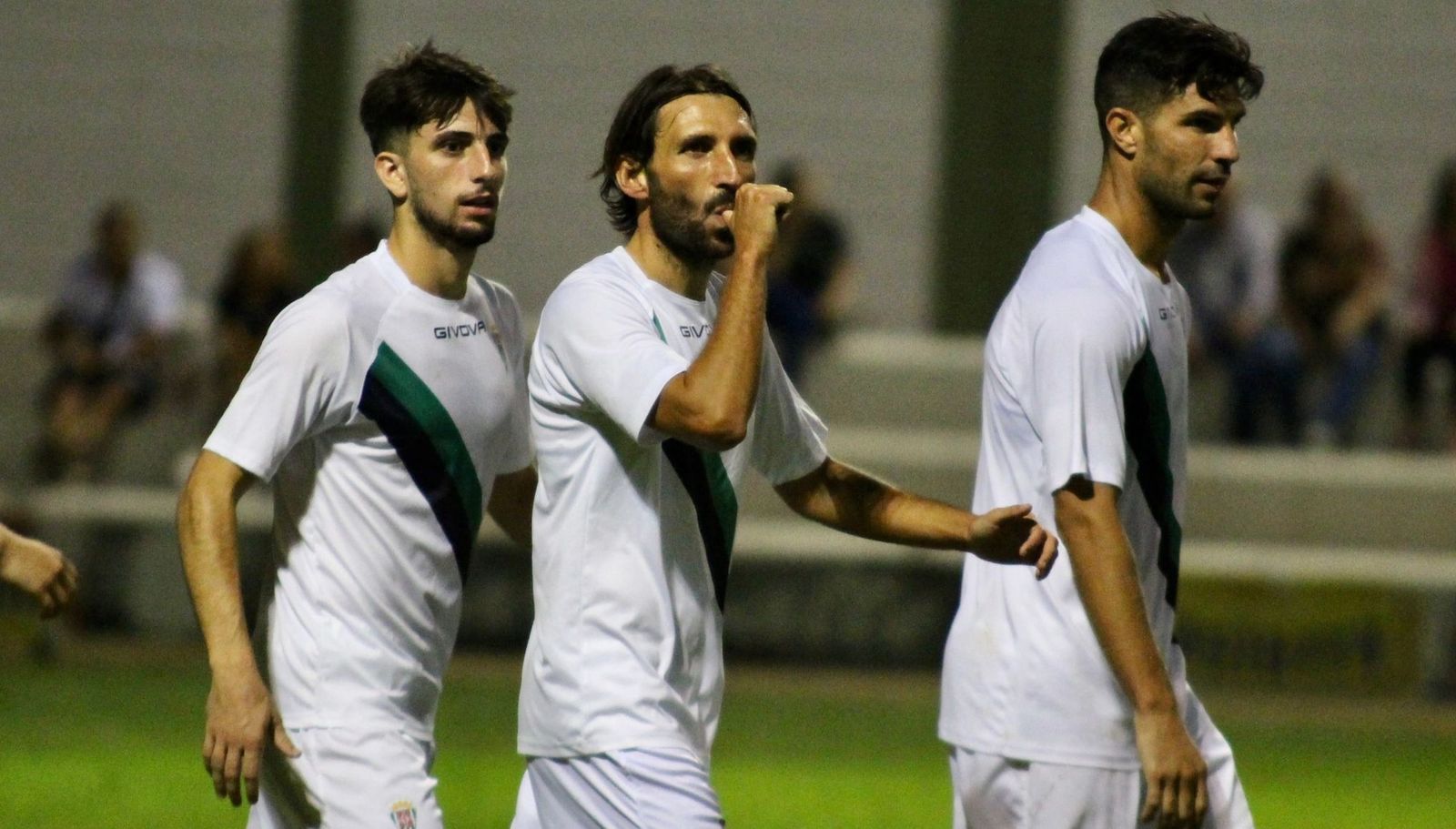 Álex Bernal celebra su gol en Pozoblanco junto a Christian Delgado y Willy.