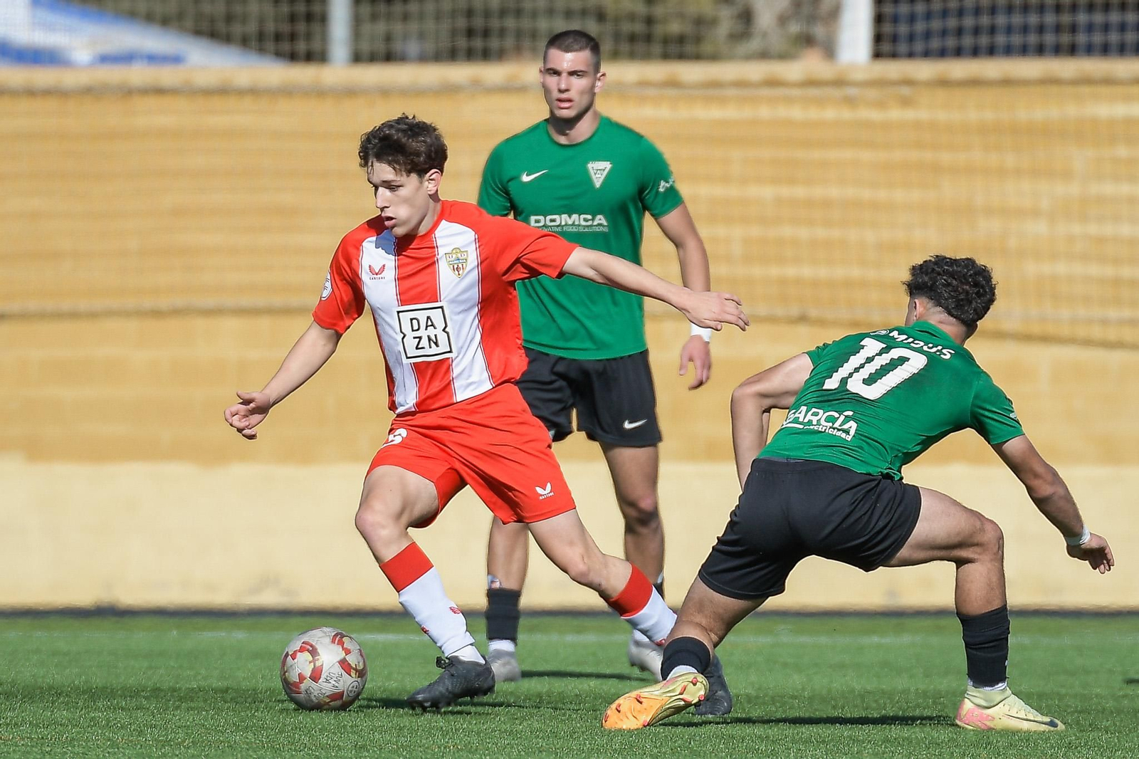El rojiblanco Jesús García intenta irse de un rival durante el encuentro de la pasada jornada frente al Alhendín.