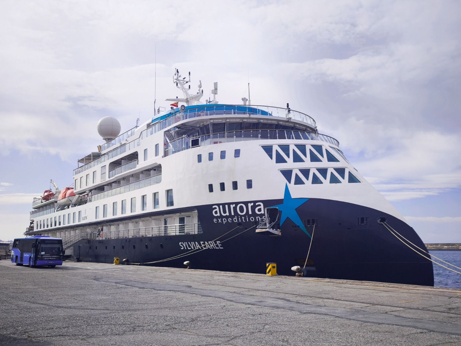 El crucero de expedición Sylvia Earle, en el Puerto de Motril.