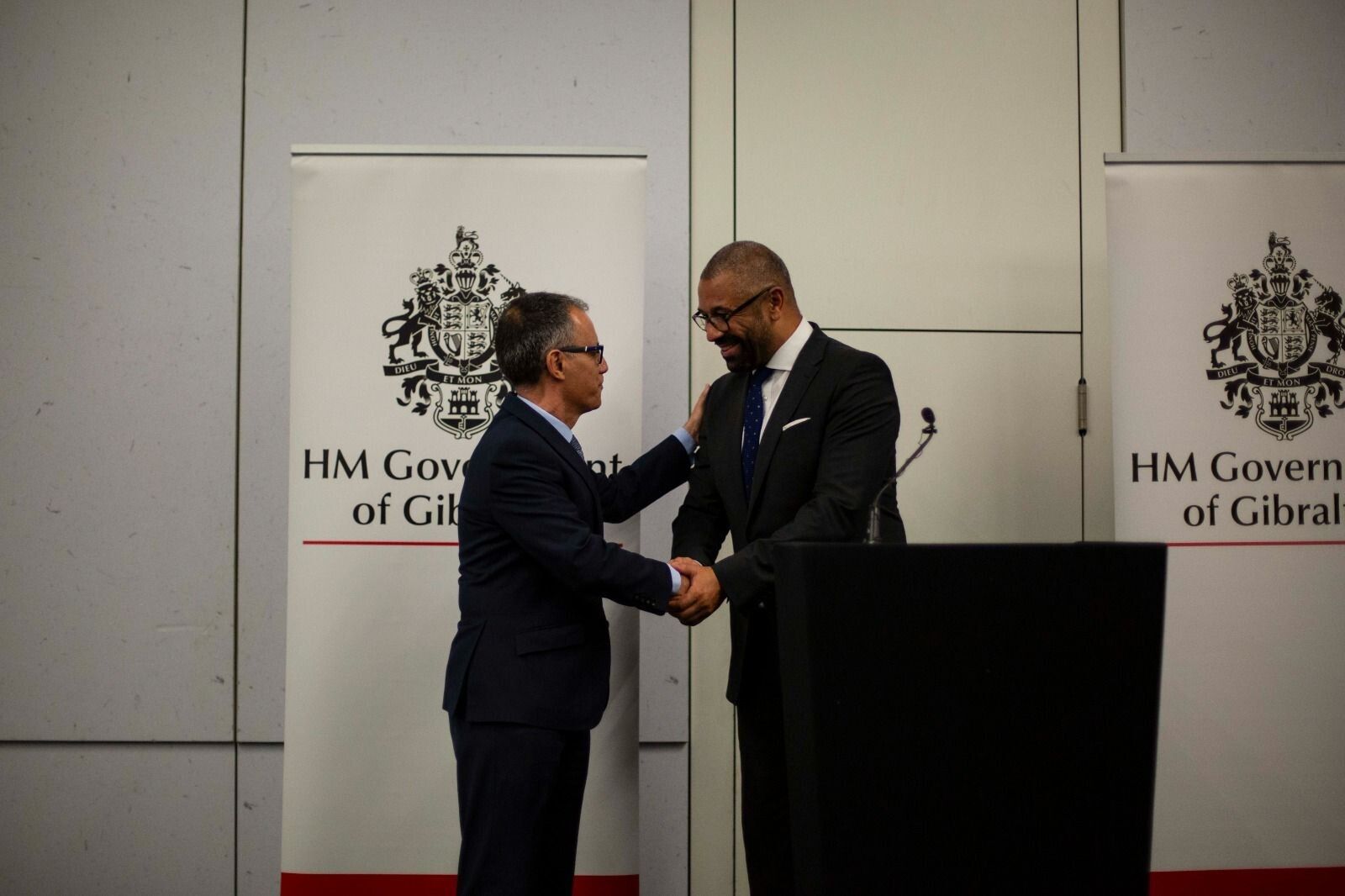 El viceministro principal, con el ministro de Exteriores británico, James Cleverly, en Mánchester.