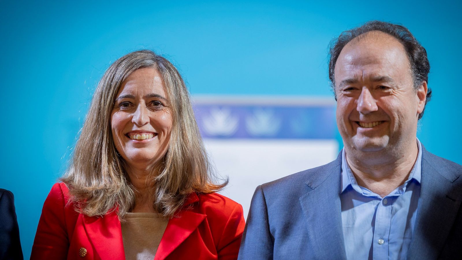 Los candidatos posan para los fotógrafos a su llegada al debate.