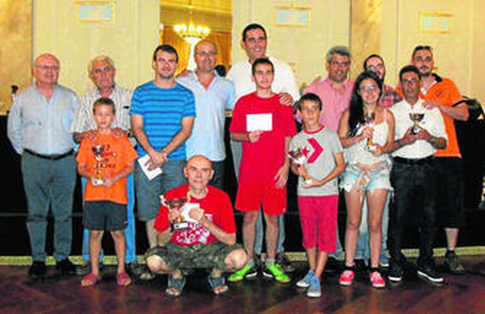 Foto de familia con los campeones de cada una de las categorías.