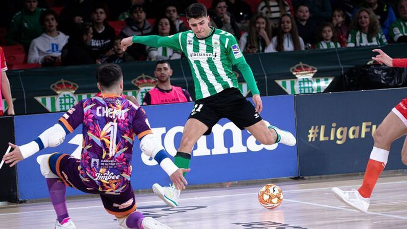 Raúl Jiménez en un partido de la presente campaña.