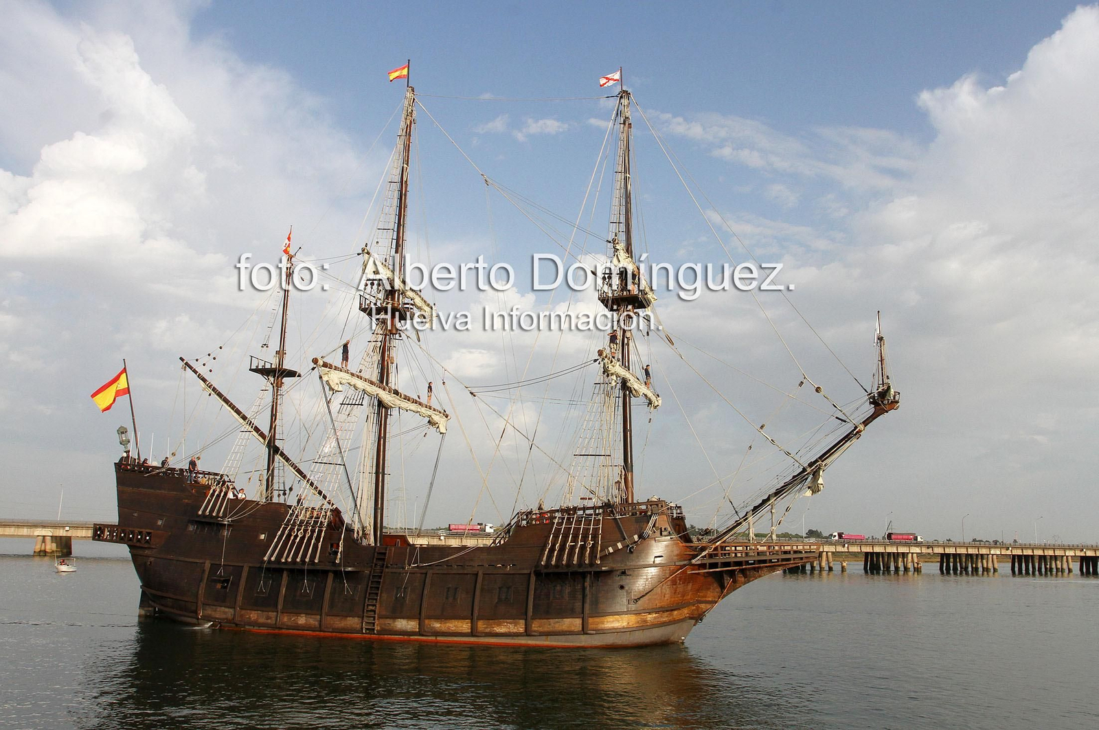 Imágenes de la Parada Naval ante el Monumento a la Fe Descubridora que han ralizado las réplicas del Galeón Andalucía, la Nao Victoria y la Carabela Boa Esperanza.