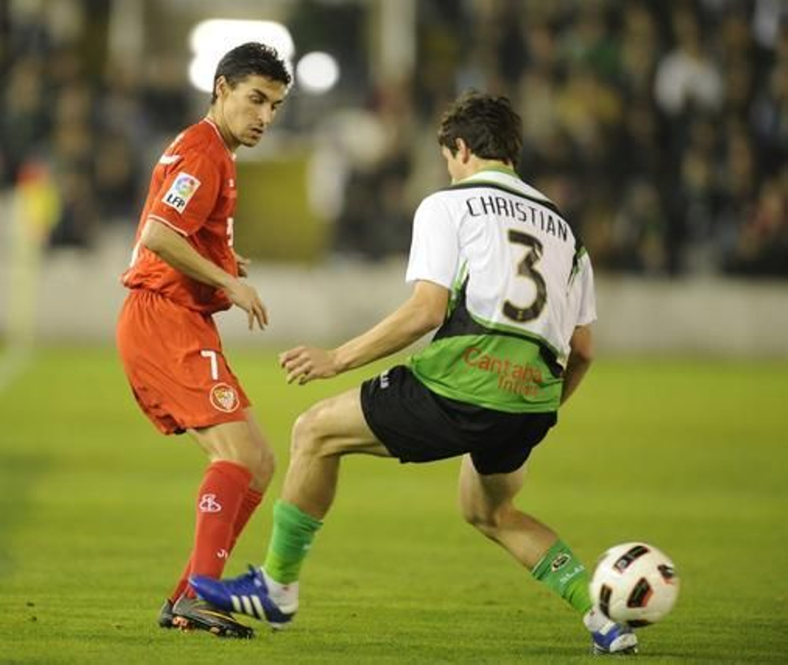 El Sevilla pierde un punto en el descuento frente al Racing (3-2). / Félix Ordóñez
