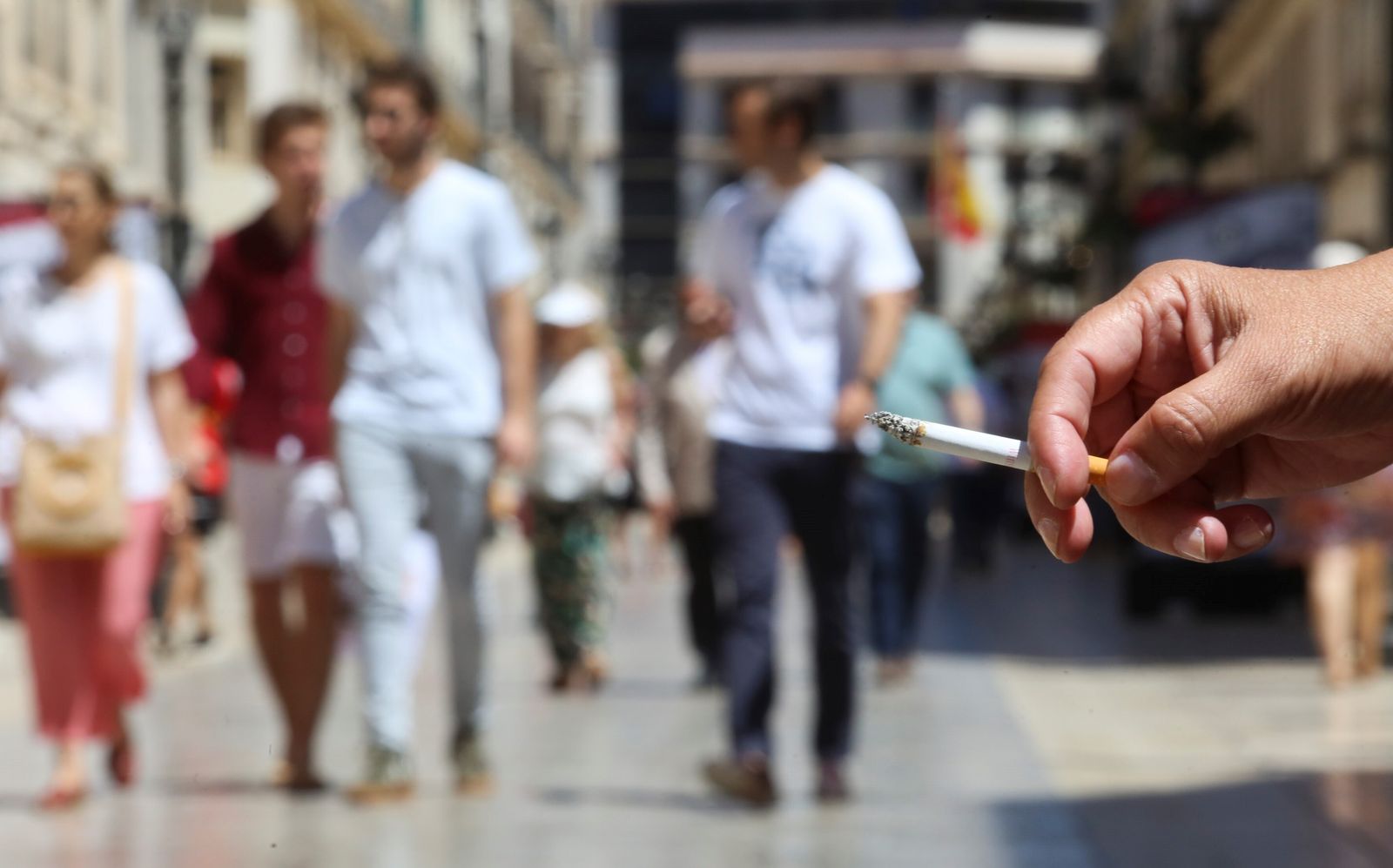 Una persona fumando un cigarrillo.