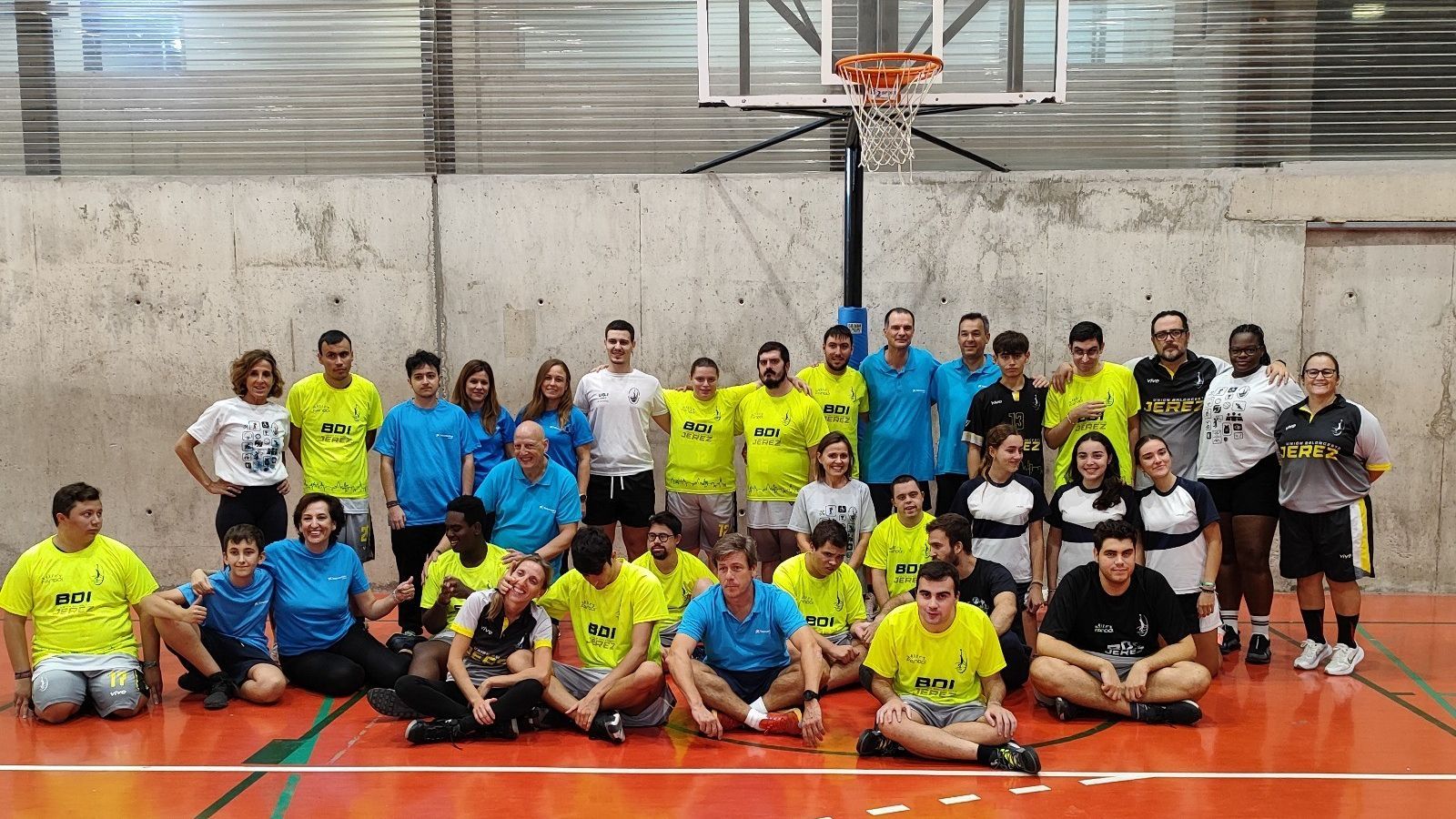 Foto de familia de todos los integrantes del BDI del Unión Baloncesto Jerez en un entrenamiento.