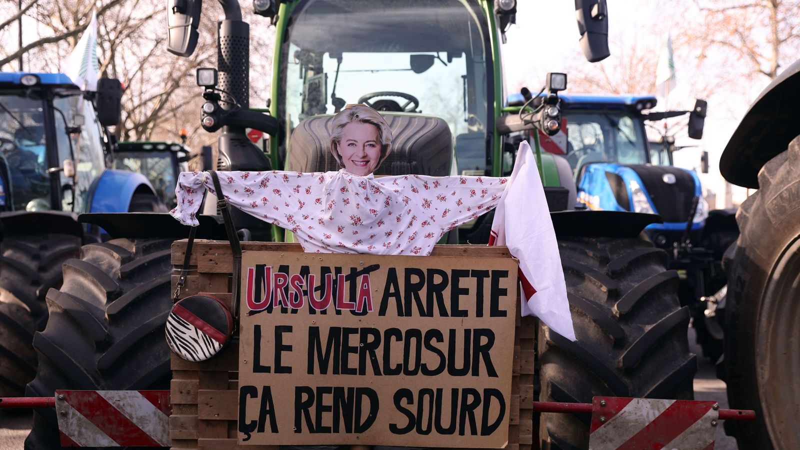 Críticas de tractoristas franceses contra Ursula von der Leyen por la firma del acuerdo.