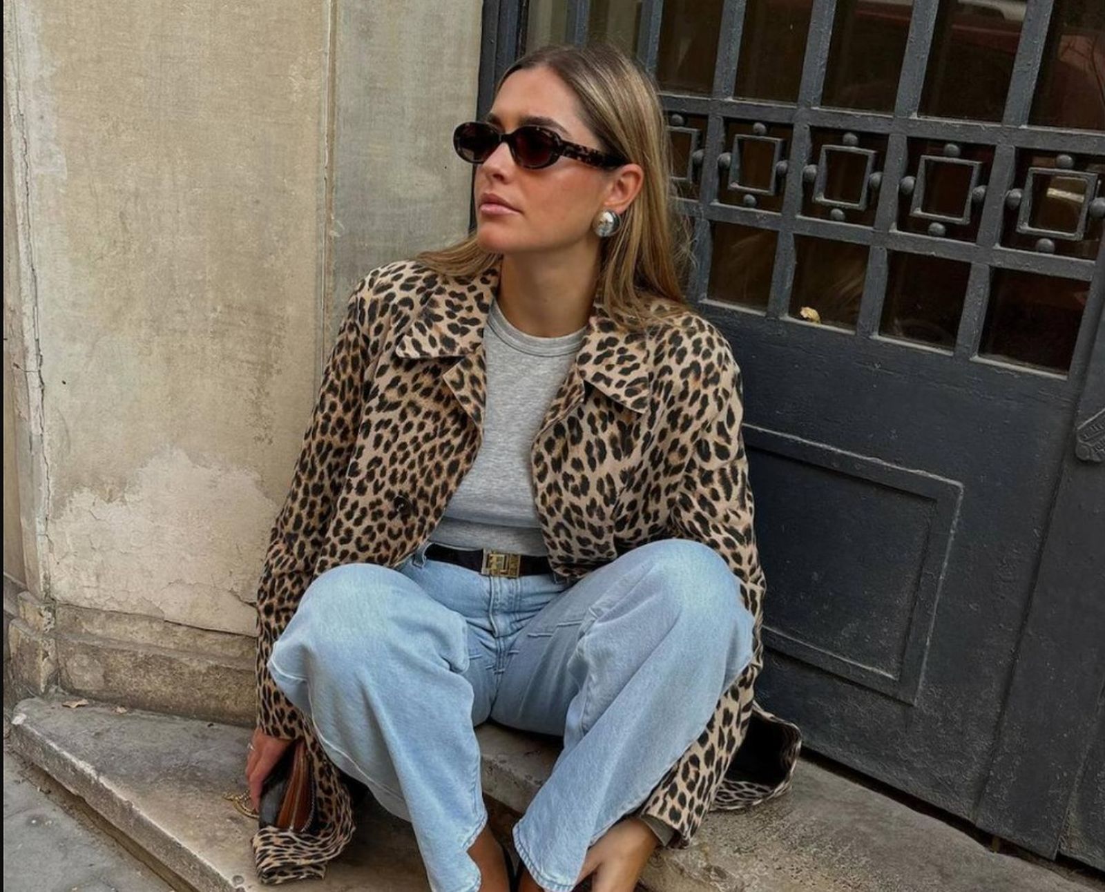 El animal print es un estampado atemporal que puedes combinar con prendas funcionales, como unos vaqueros.