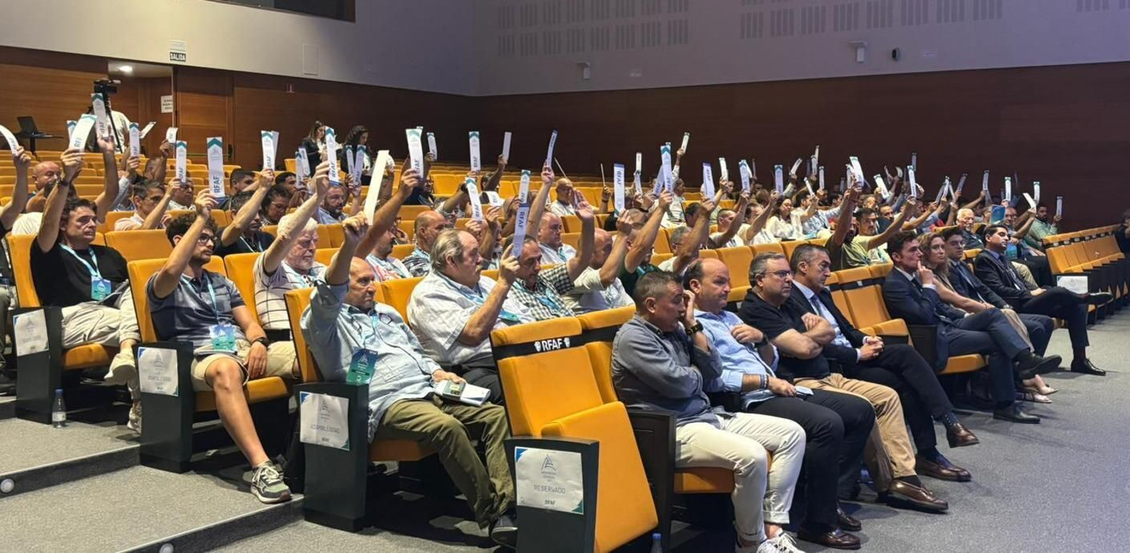 Los asambleístas, en una de las votaciones. Los asambleístas, en una de las votaciones.